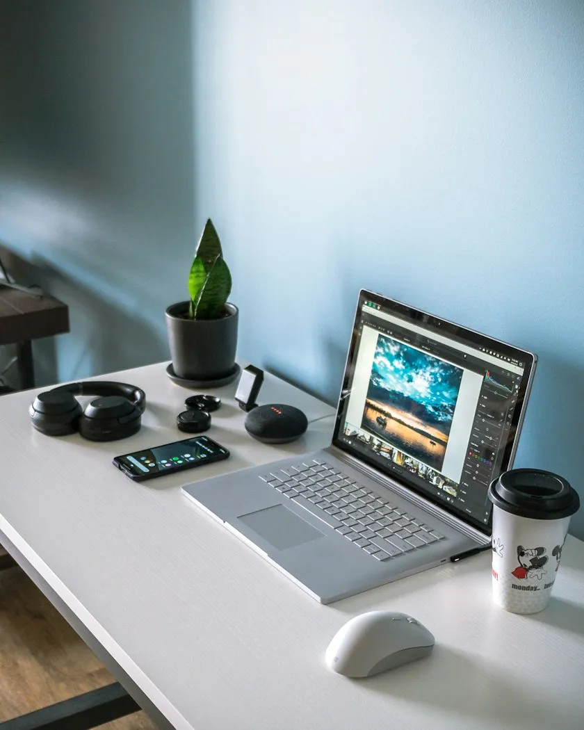 Arbeitsplatz — Laptop und Notizbuch (Symbolbild, Unsplash)